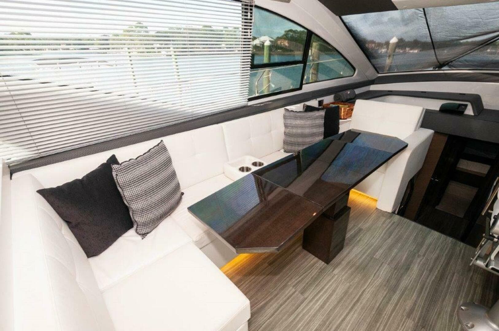 2019 Cruisers Yachts 60 Cantius — photo 6