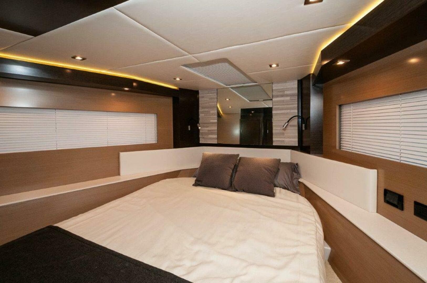 2019 Cruisers Yachts 60 Cantius — photo 25