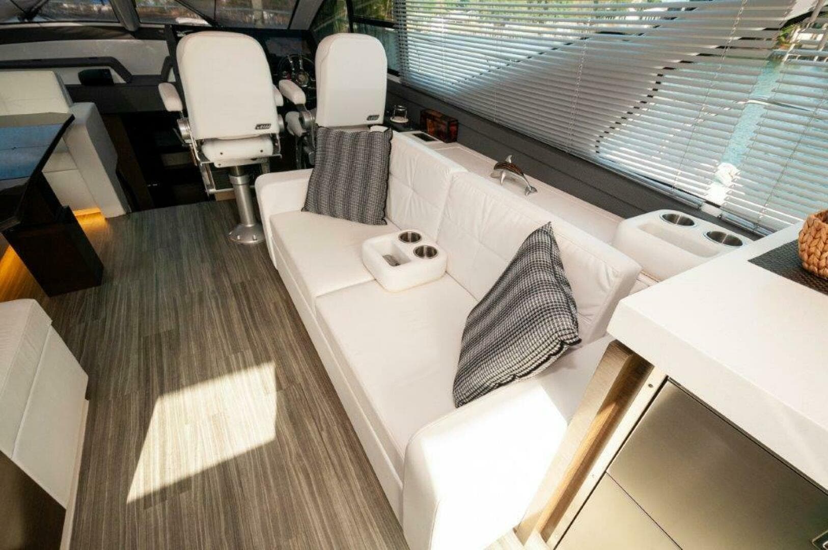 2019 Cruisers Yachts 60 Cantius — photo 7