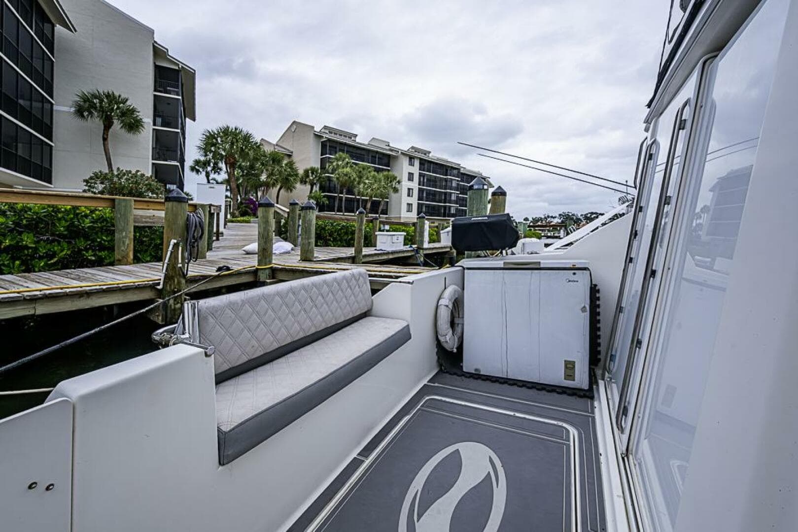 2000 Silverton 442 Cockpit — photo 15