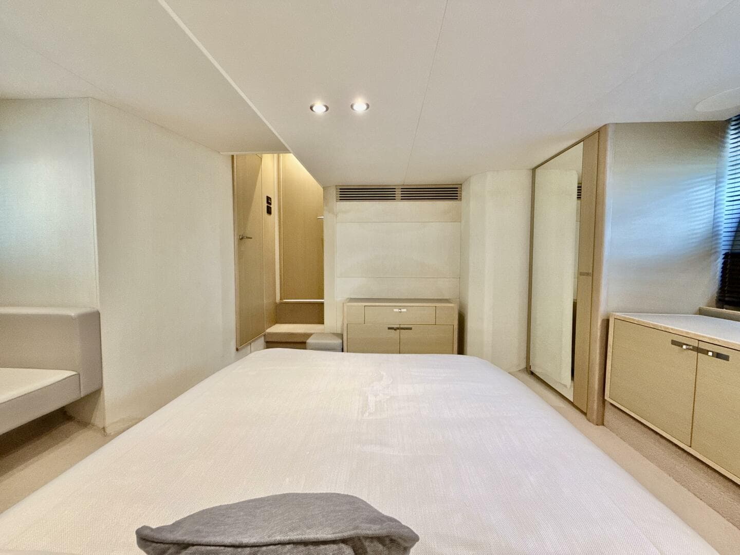 2017 Princess V58 — photo 27