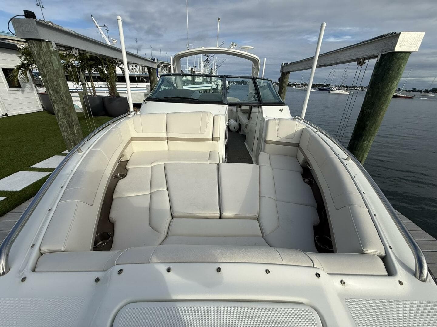 2016 Formula 330 Crossover Bowrider — photo 6