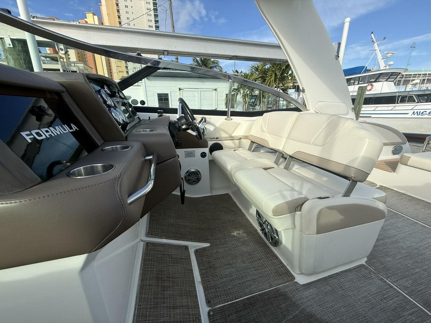 2016 Formula 330 Crossover Bowrider — photo 11