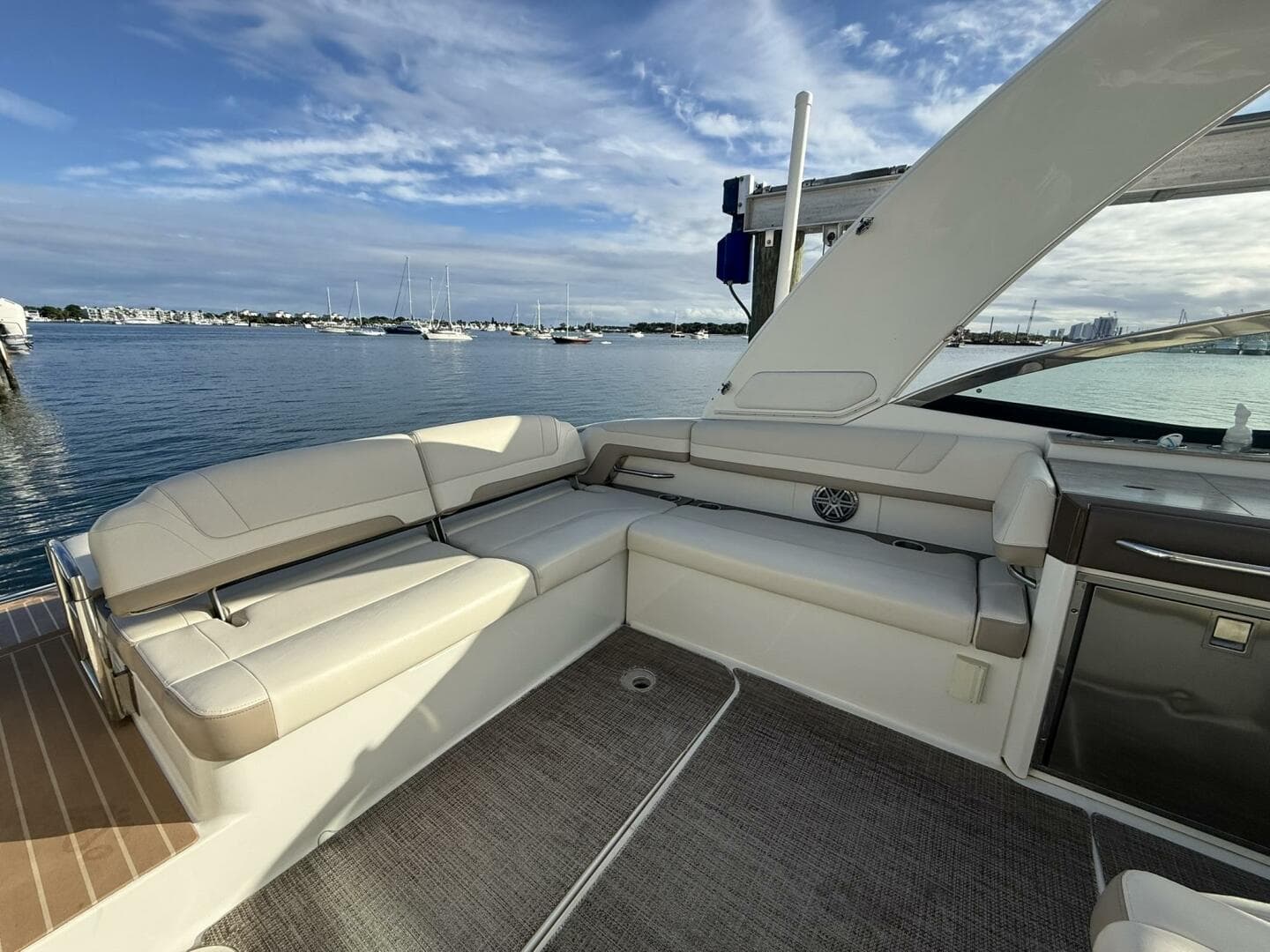 2016 Formula 330 Crossover Bowrider — photo 23