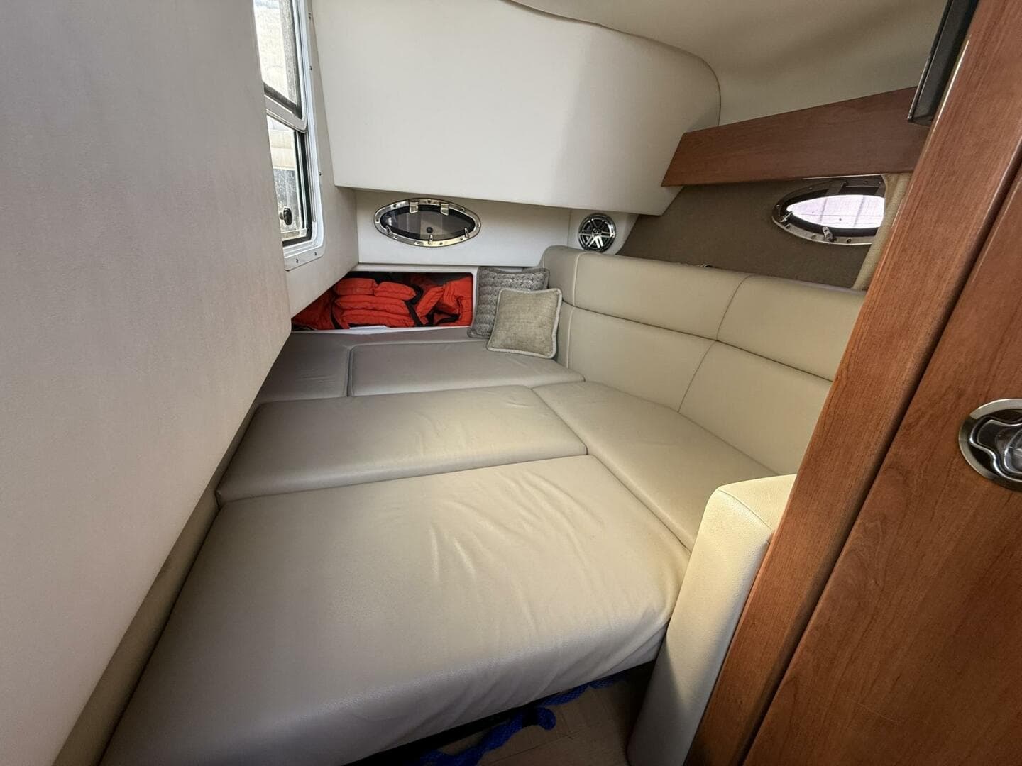 2016 Formula 330 Crossover Bowrider — photo 15