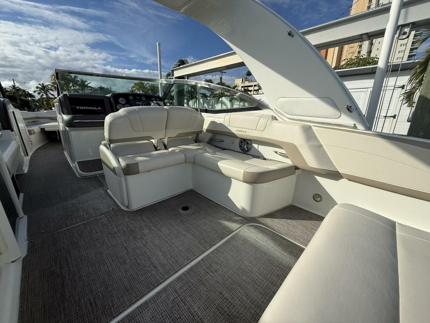 2016 Formula 330 Crossover Bowrider — photo 8