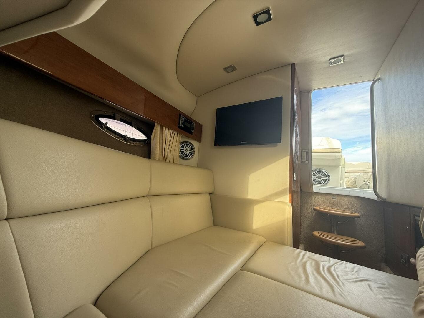 2016 Formula 330 Crossover Bowrider — photo 17