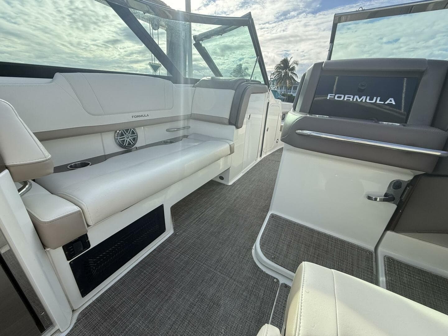 2016 Formula 330 Crossover Bowrider — photo 28