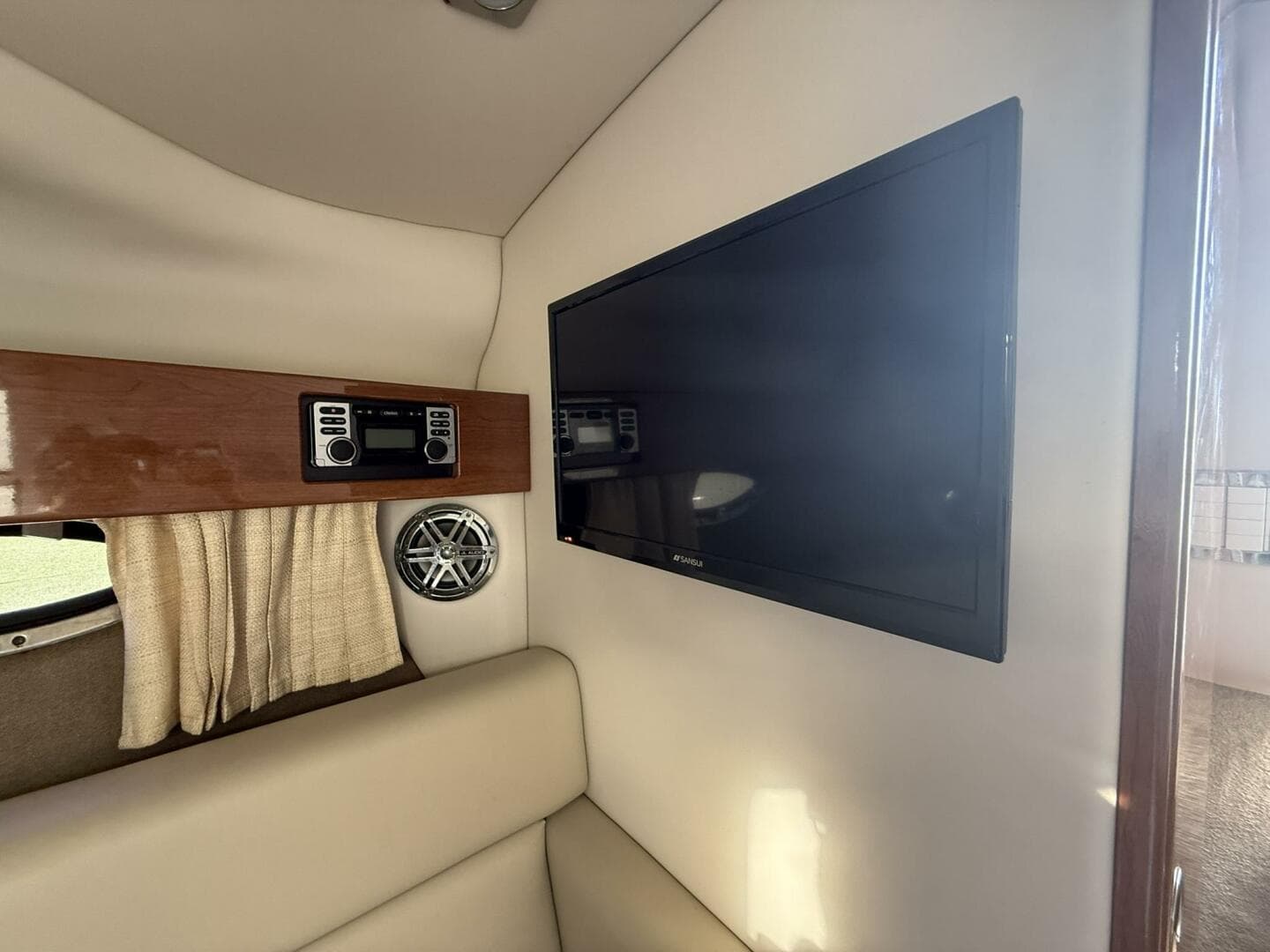 2016 Formula 330 Crossover Bowrider — photo 16