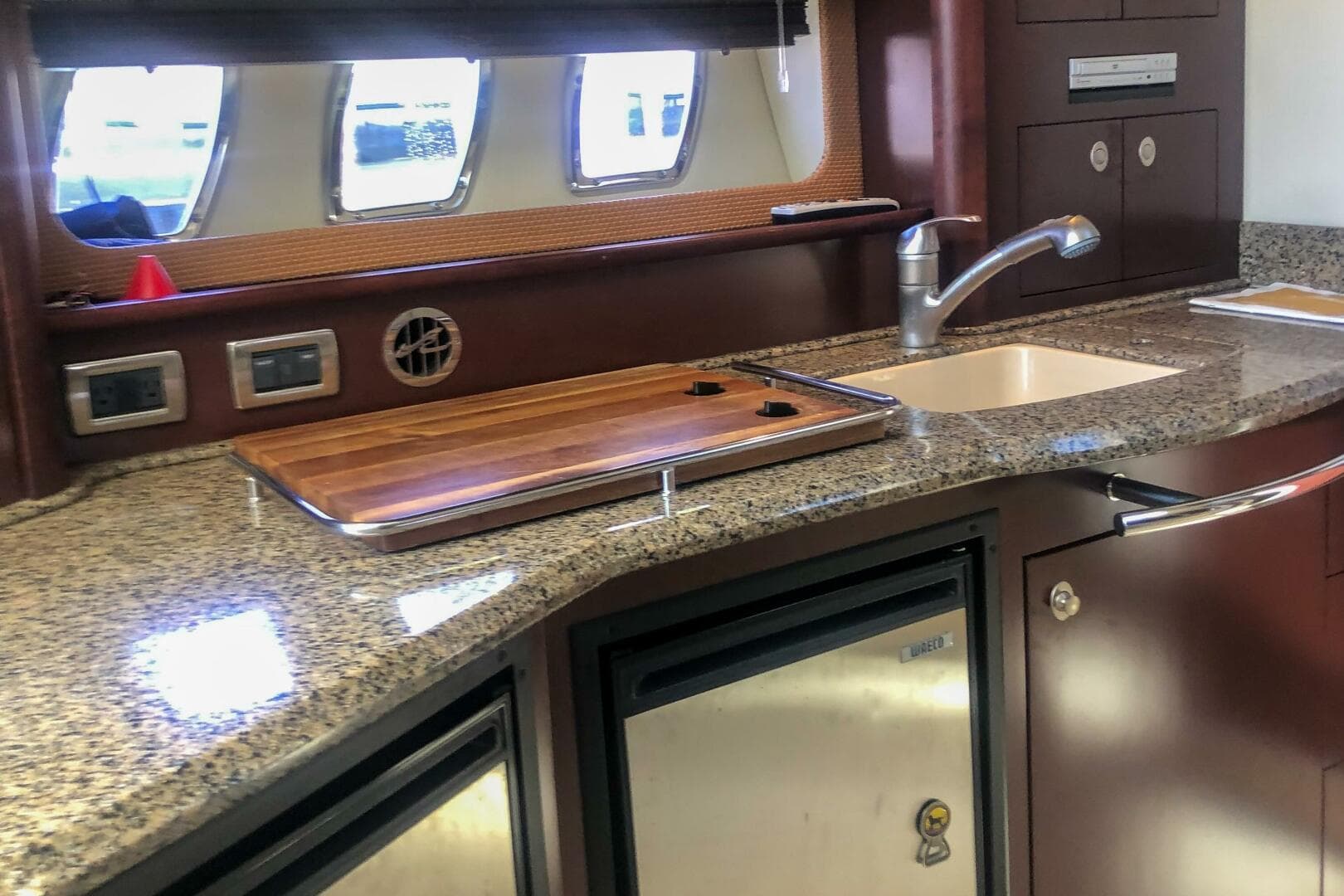 2007 Sea Ray 400 Sundancer — photo 24