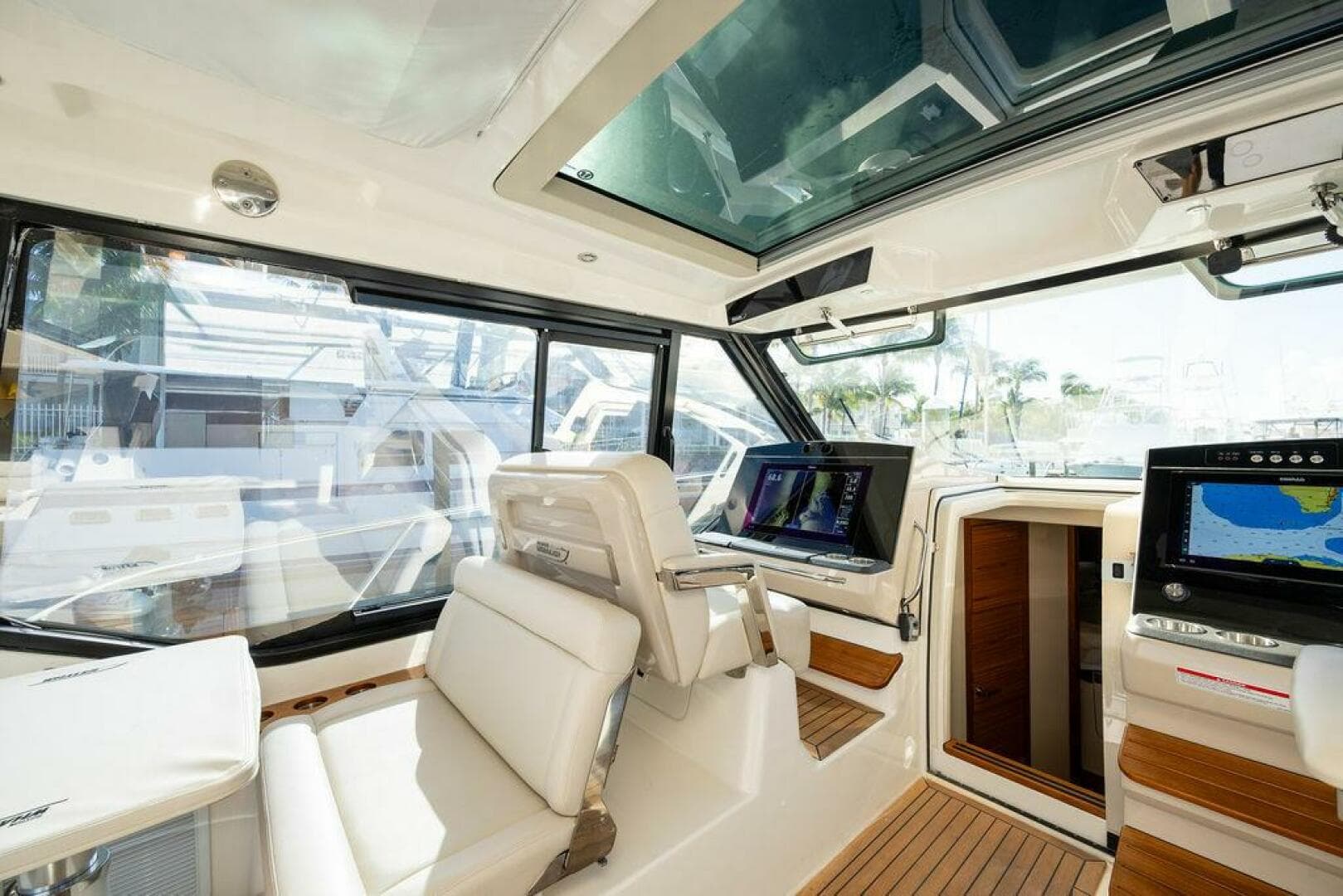 2023 Boston Whaler 405 Conquest — photo 24