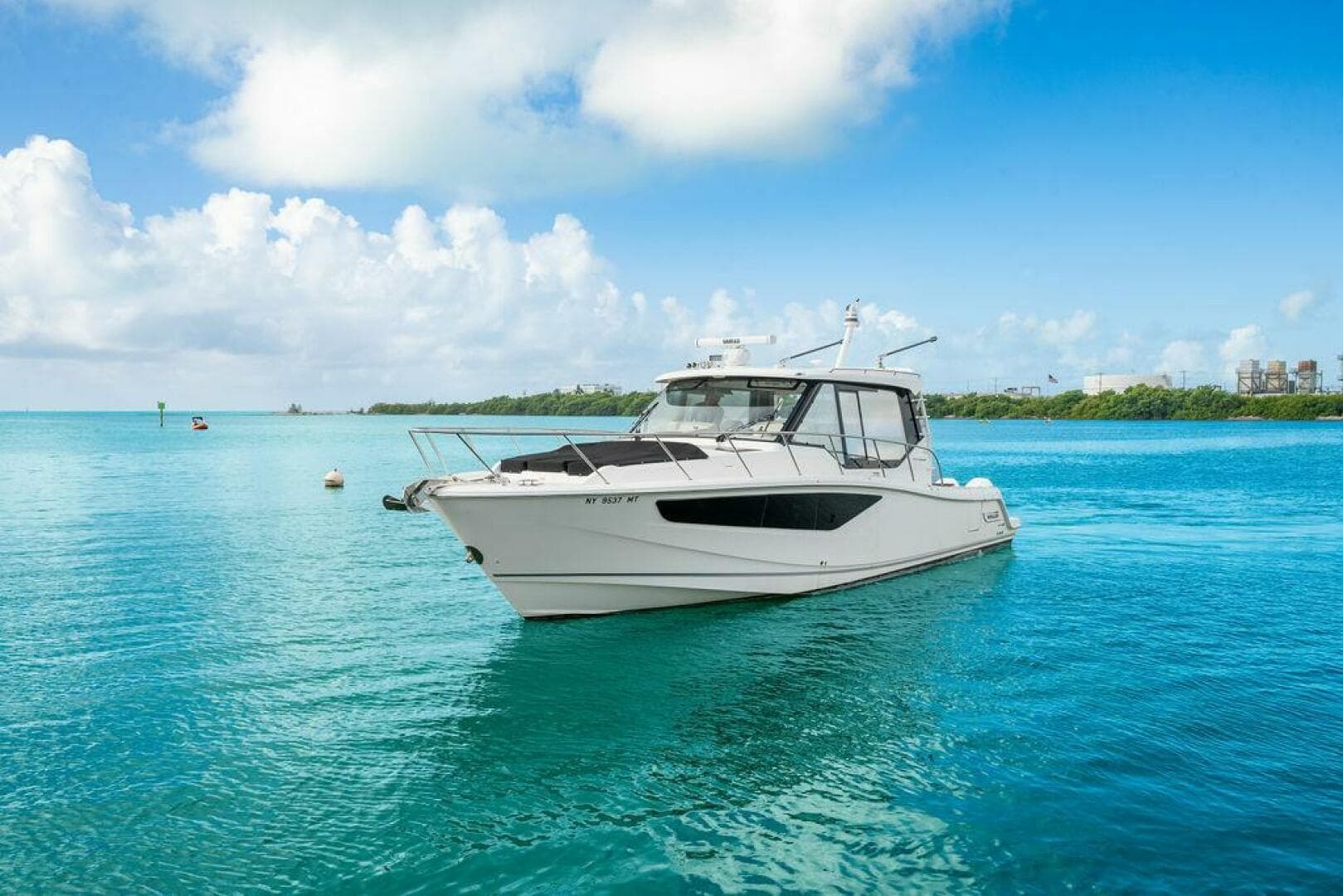 2023 Boston Whaler 405 Conquest — photo 8