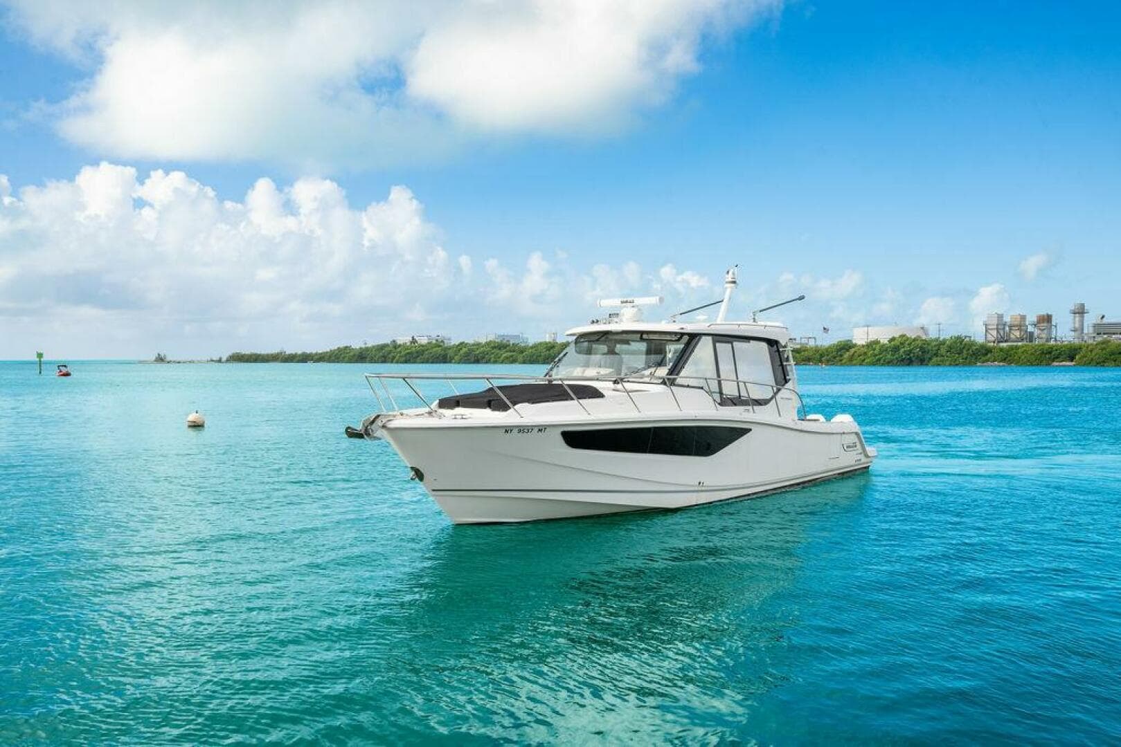 2023 Boston Whaler 405 Conquest — photo 7