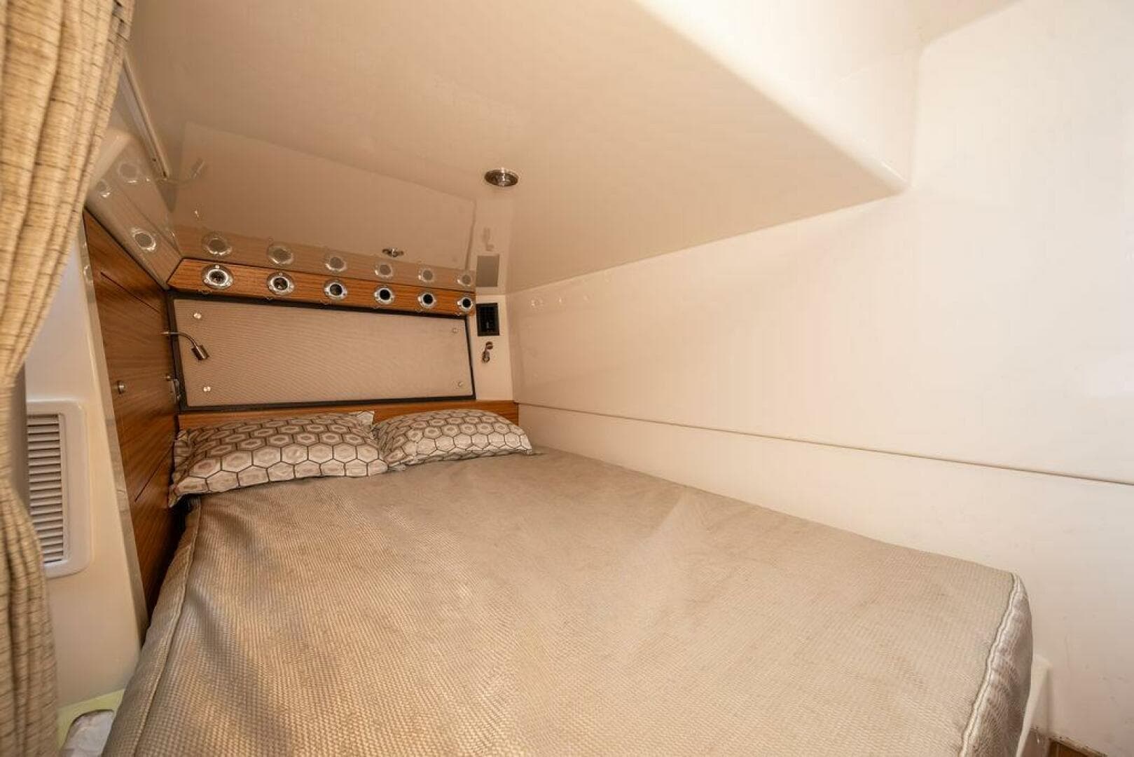 2023 Boston Whaler 405 Conquest — photo 41