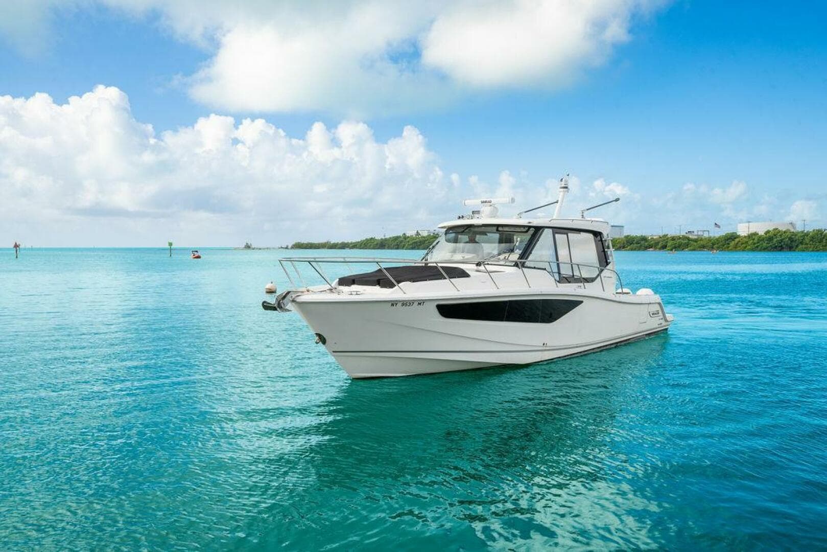 2023 Boston Whaler 405 Conquest — photo 9
