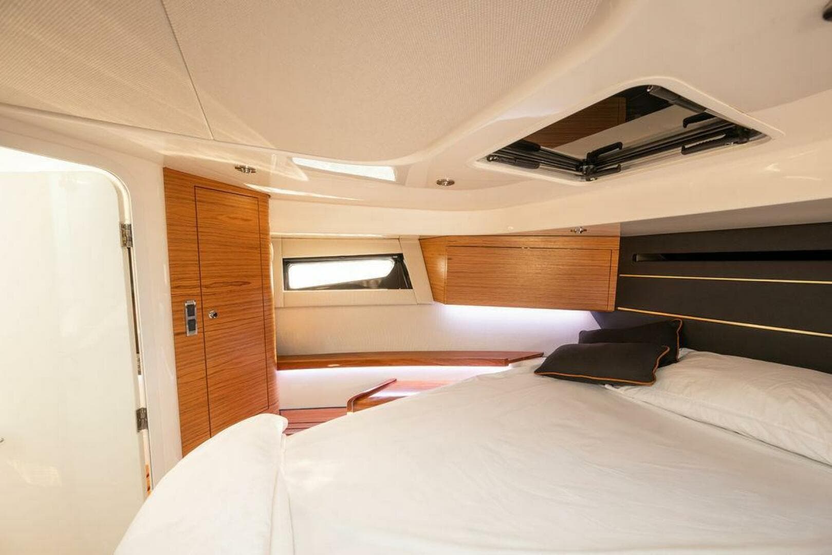 2023 Boston Whaler 405 Conquest — photo 39