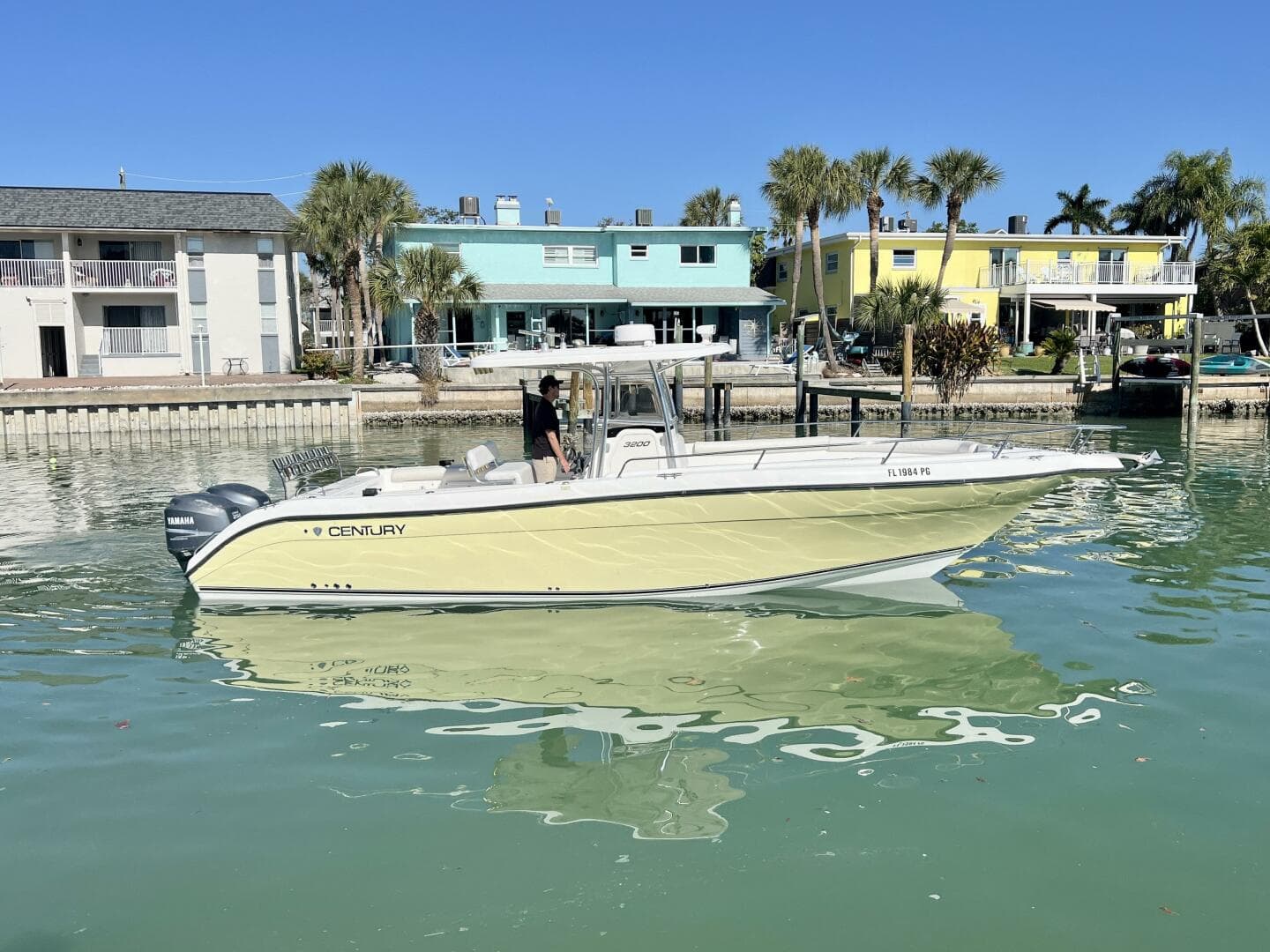 2005 Century 3200 Center Console — photo 3