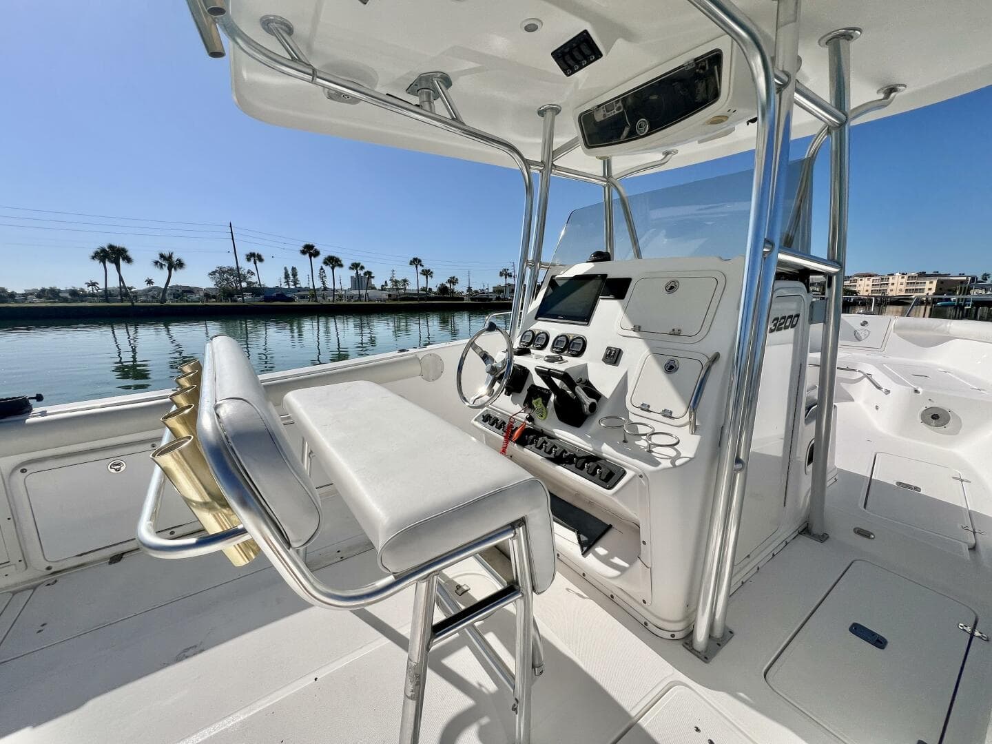 2005 Century 3200 Center Console — photo 16