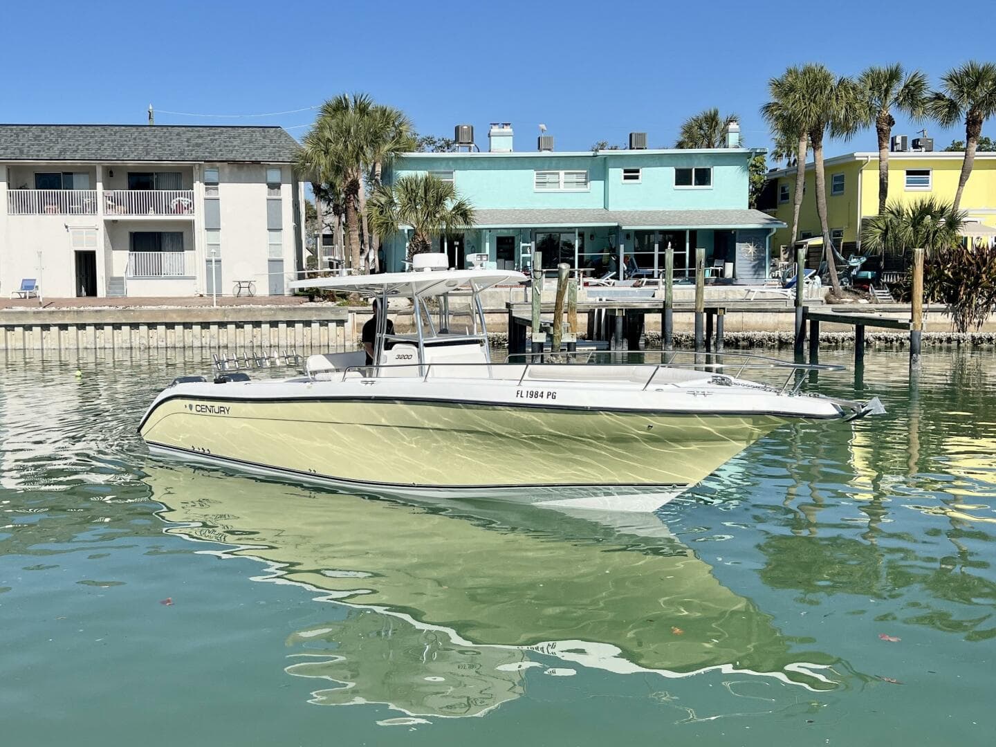 2005 Century 3200 Center Console — photo 2