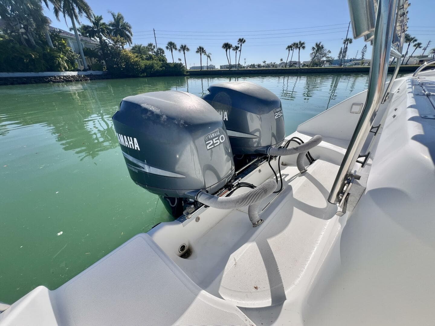 2005 Century 3200 Center Console — photo 11