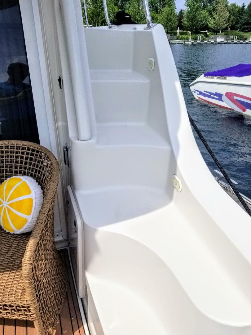 2005 Carver 36 Sedan — photo 9