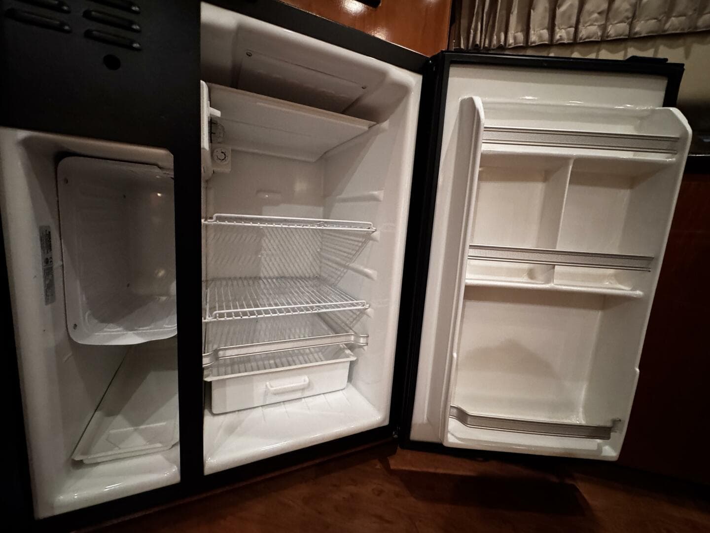 2005 Carver 36 Sedan — photo 16