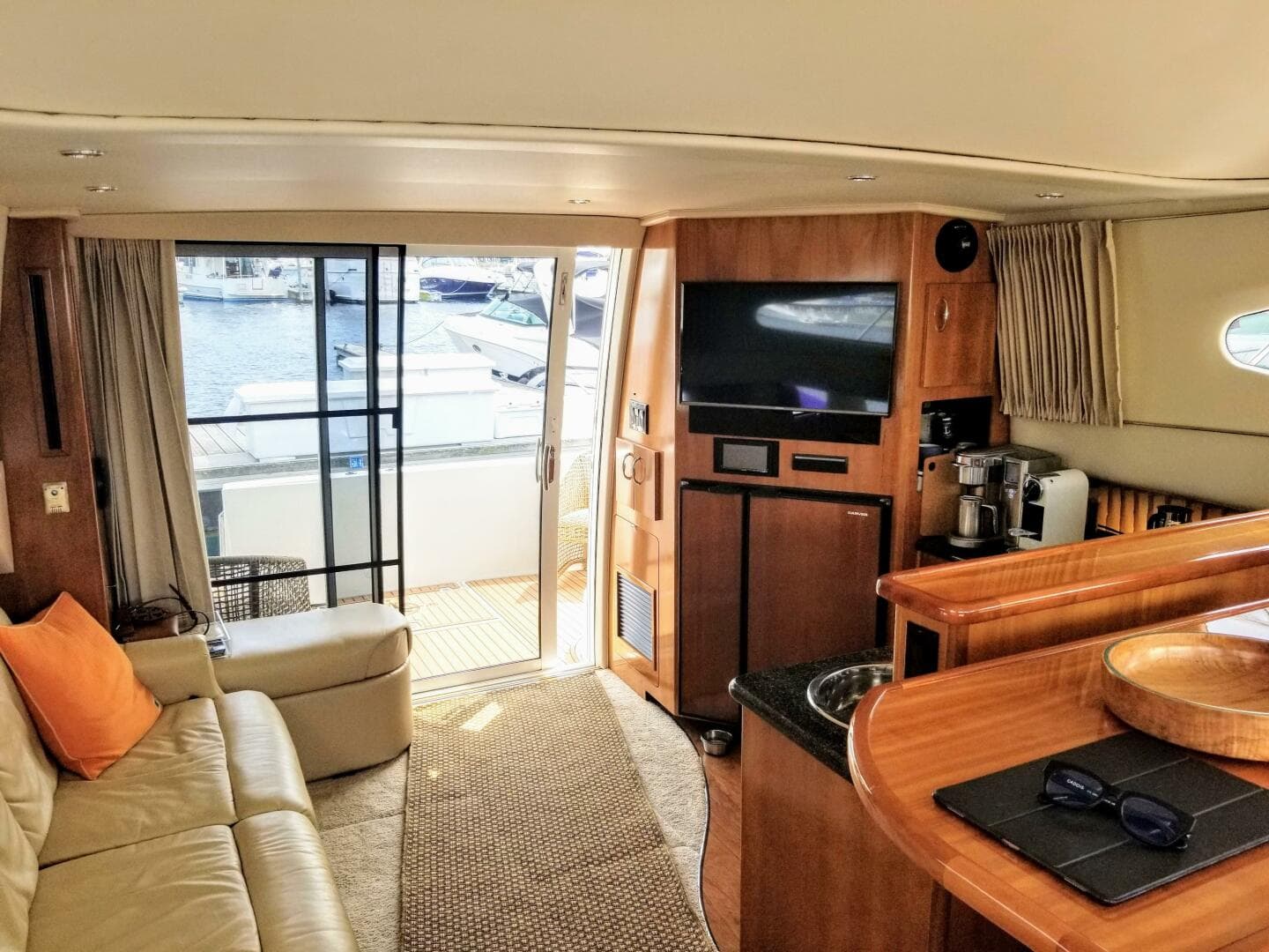 2005 Carver 36 Sedan — photo 10