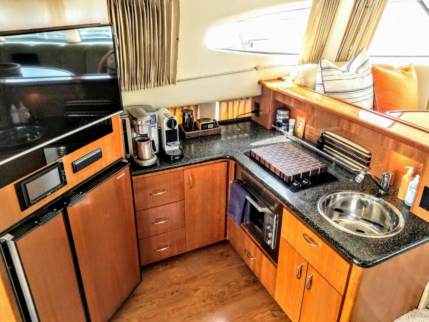 2005 Carver 36 Sedan — photo 12