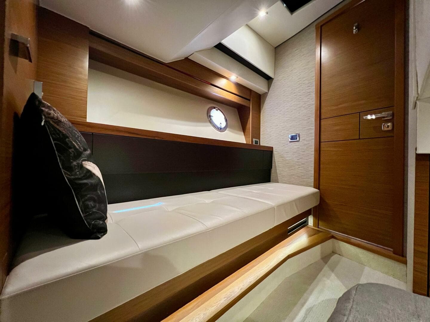 2016 Tiara Yachts 39 Coupe — photo 27