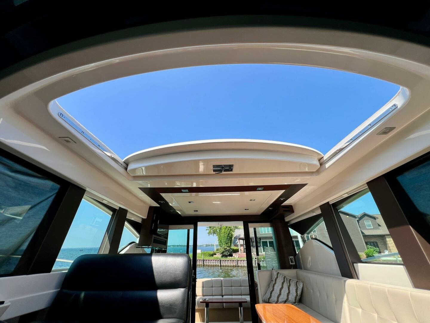 2016 Tiara Yachts 39 Coupe — photo 19