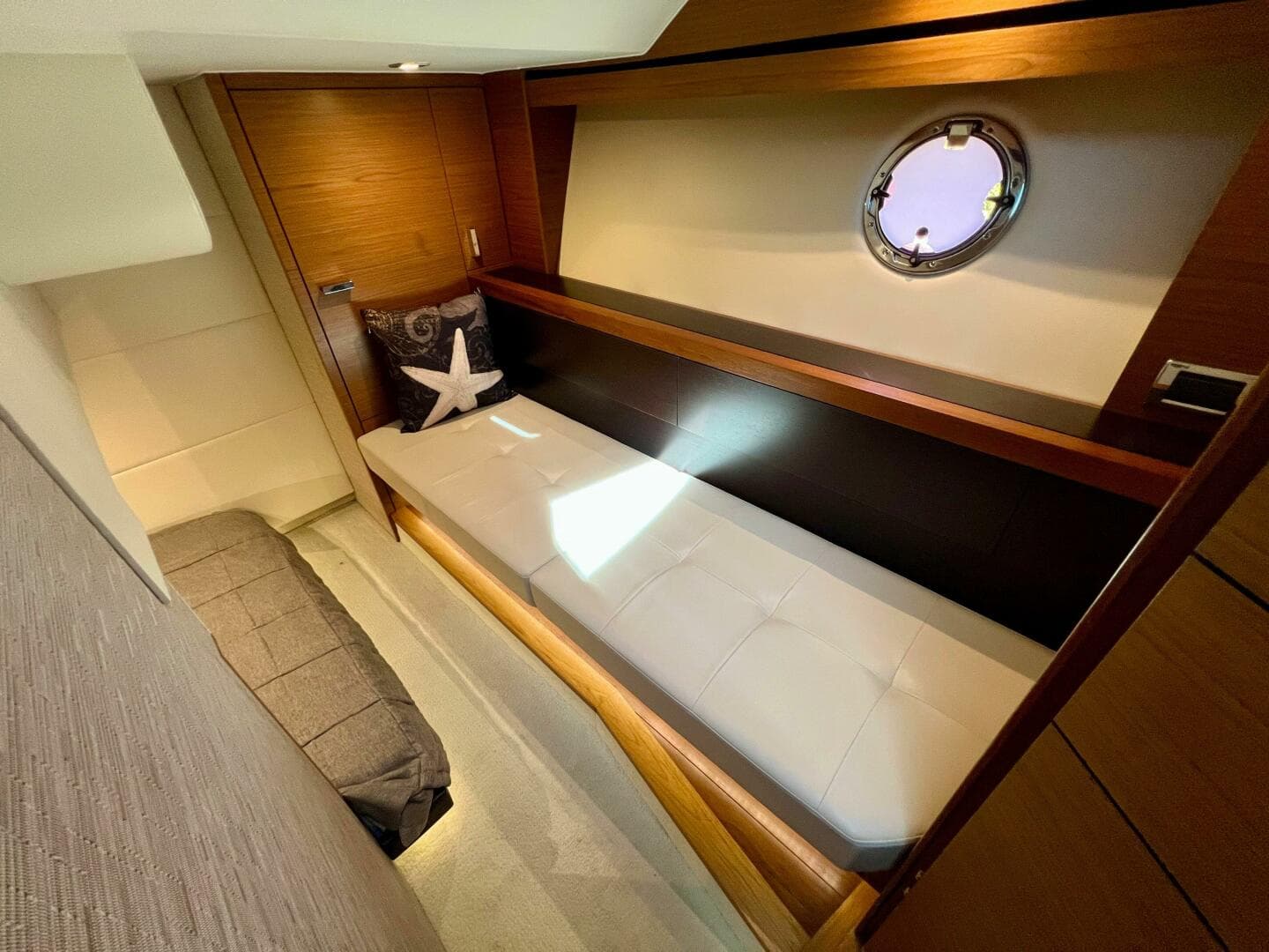 2016 Tiara Yachts 39 Coupe — photo 28