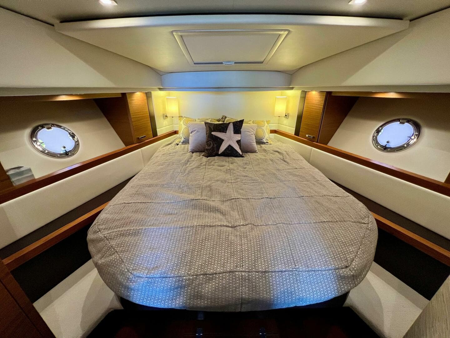 2016 Tiara Yachts 39 Coupe — photo 26