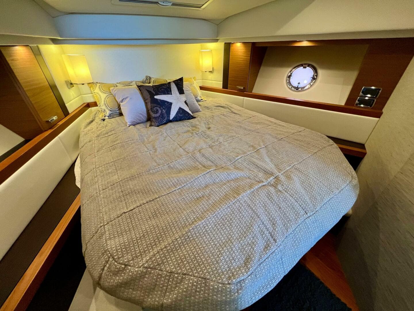 2016 Tiara Yachts 39 Coupe — photo 25