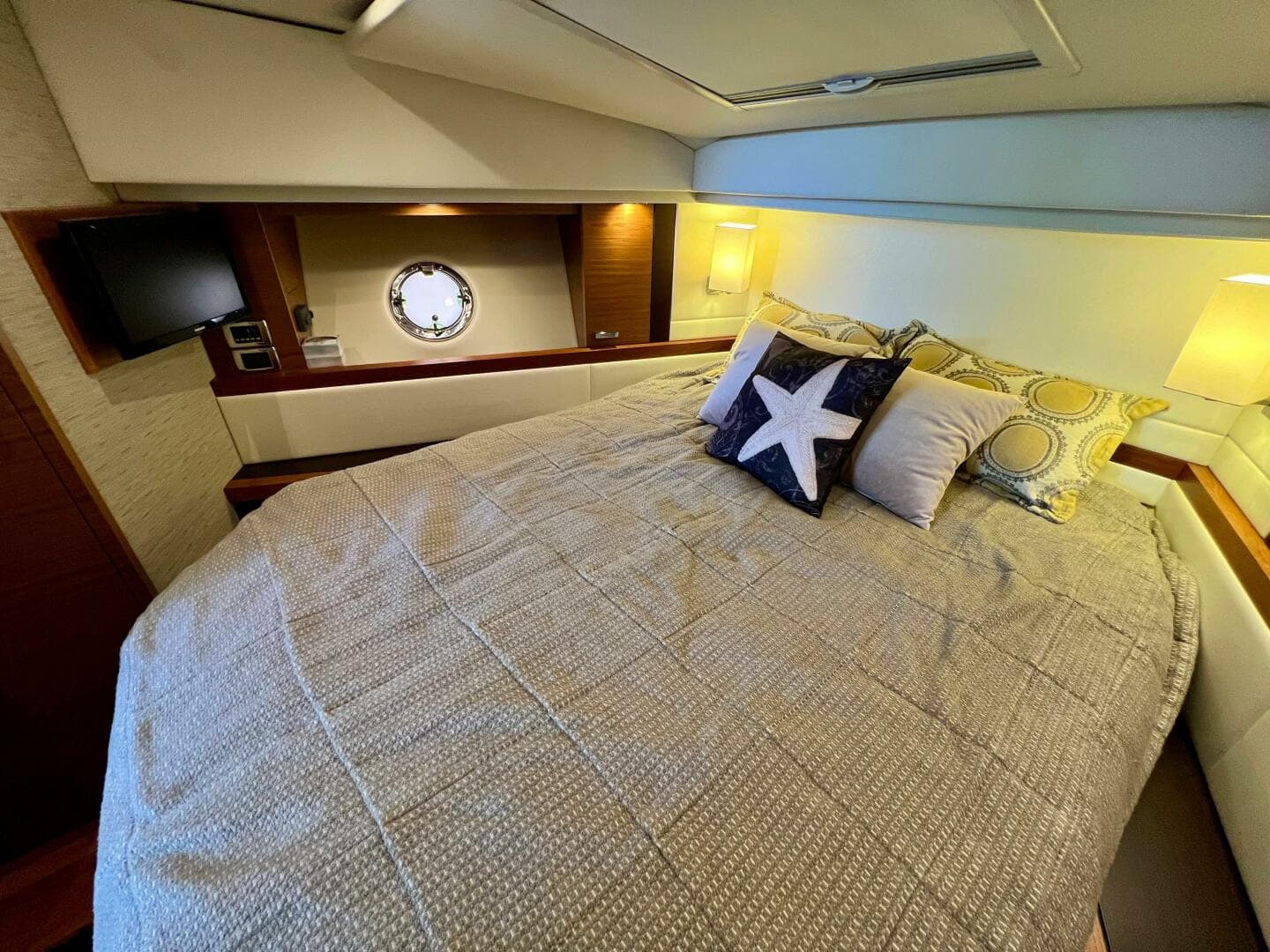 2016 Tiara Yachts 39 Coupe — photo 24