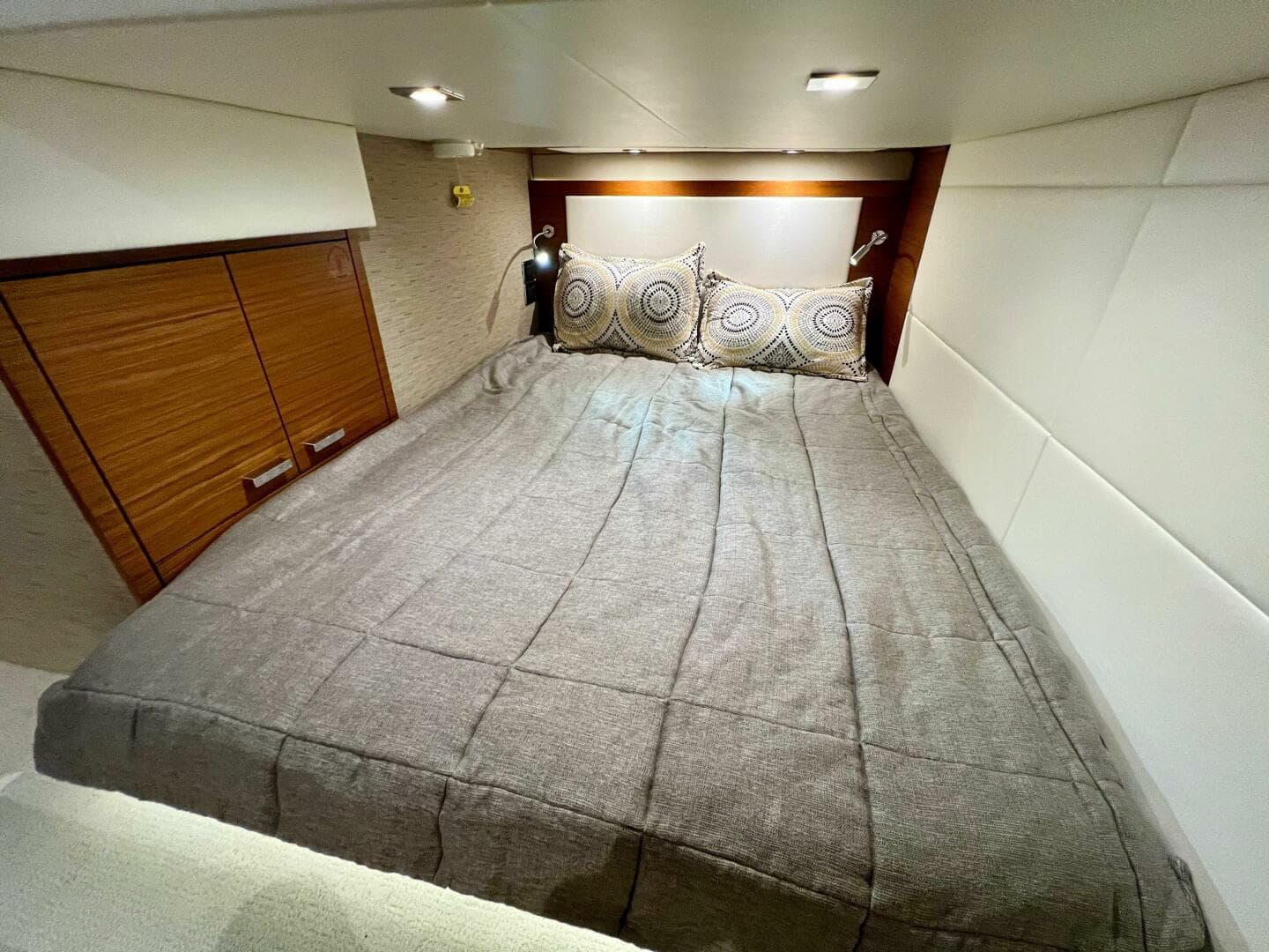 2016 Tiara Yachts 39 Coupe — photo 29