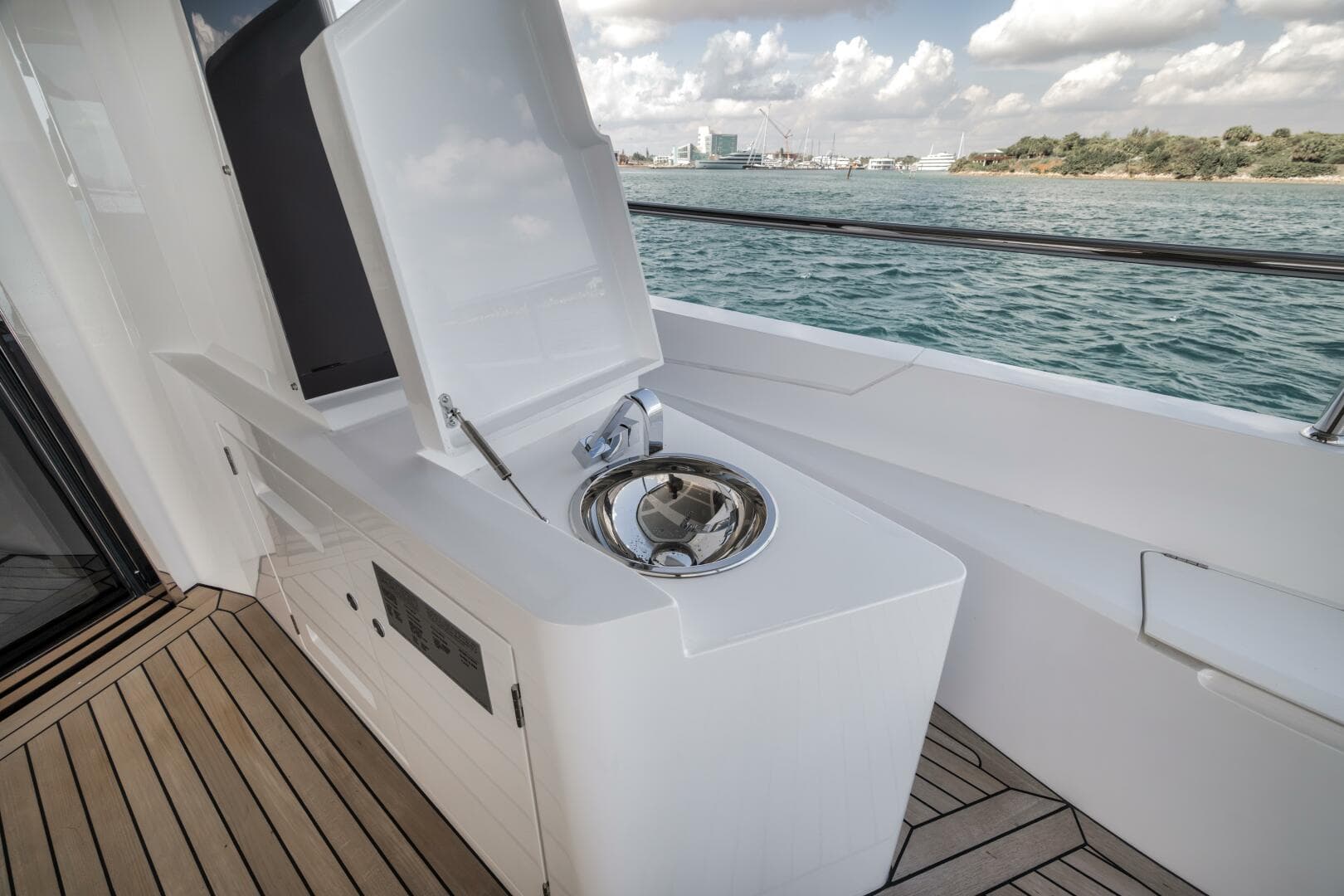 2026 Sunseeker 88 Yacht — photo 25