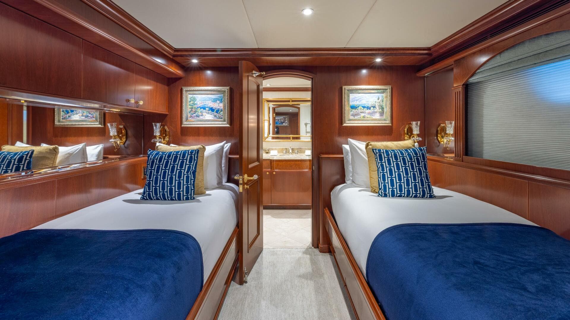 2001 Trinity Yachts Tri-Deck — photo 16