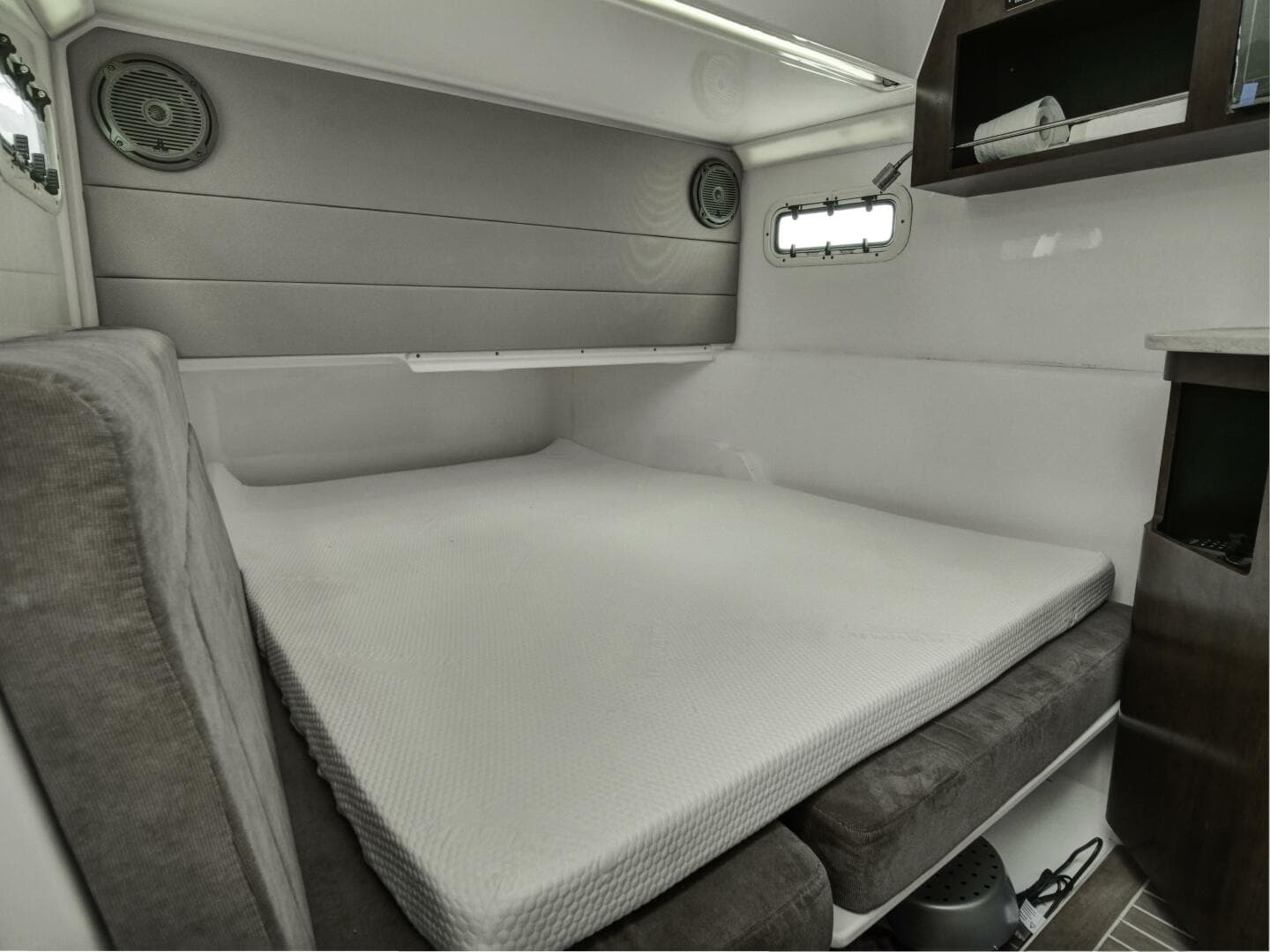 2015 Everglades 435 Center Console — photo 15