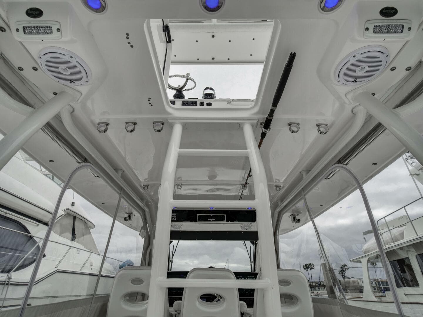 2015 Everglades 435 Center Console — photo 18