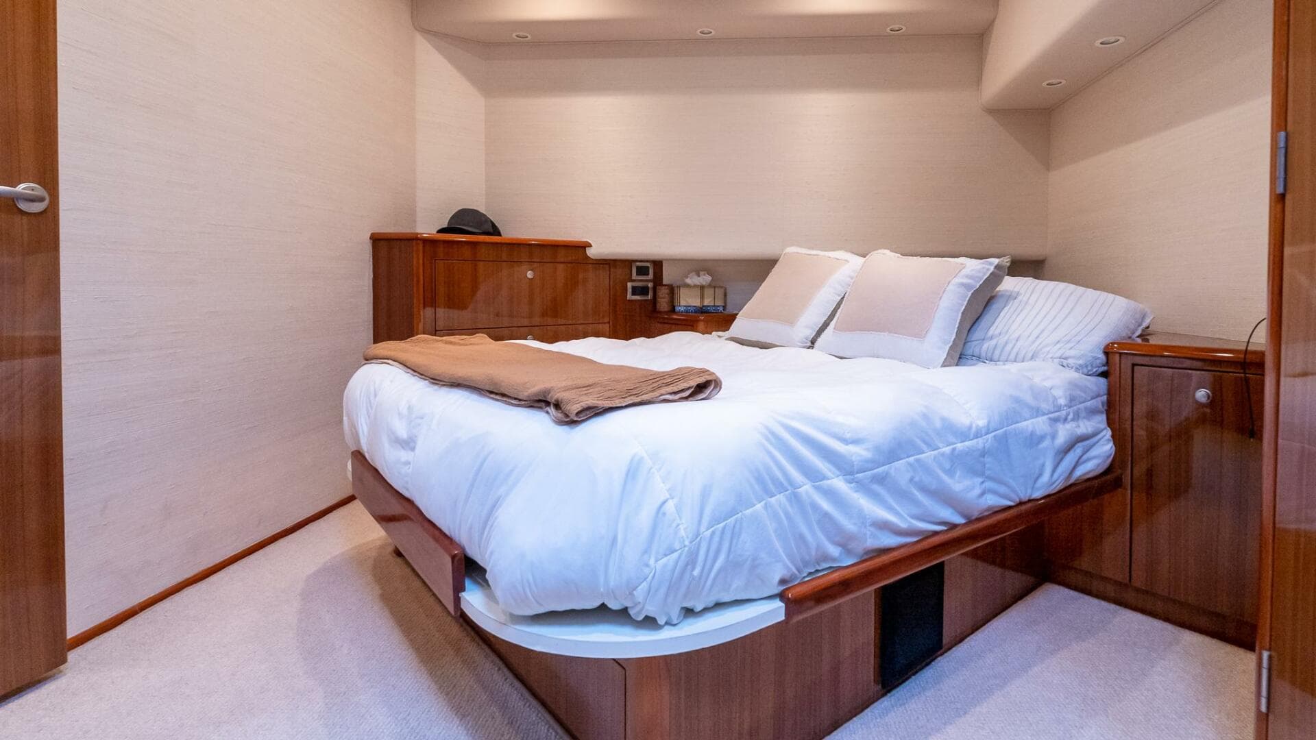 2007 Viking 64 Convertible — photo 46