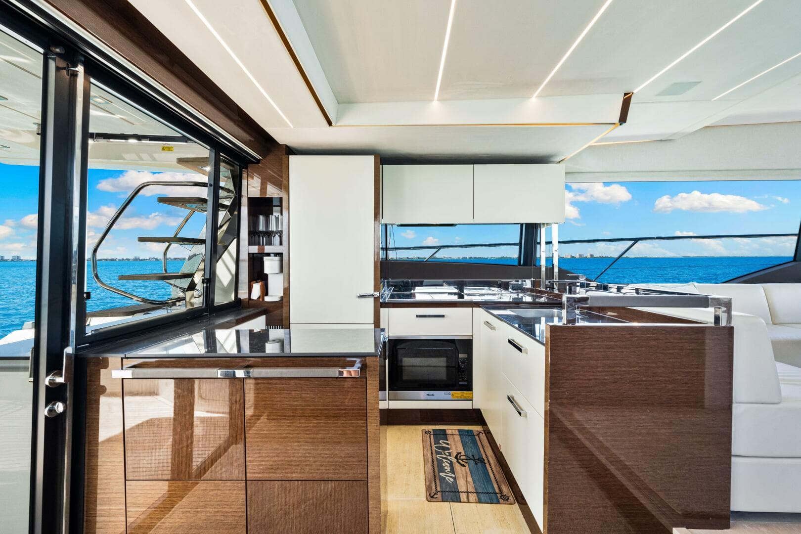 2019 Prestige 630 Flybridge — photo 6