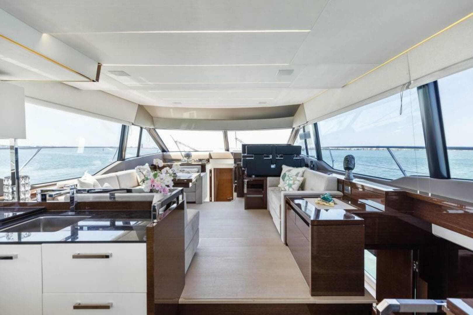 2019 Prestige 630 Flybridge — photo 7