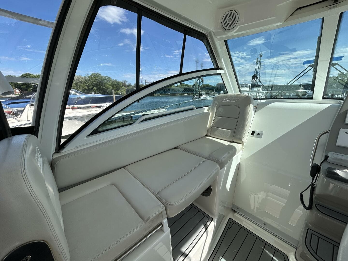 2015 Boston Whaler 285 Conquest — photo 5