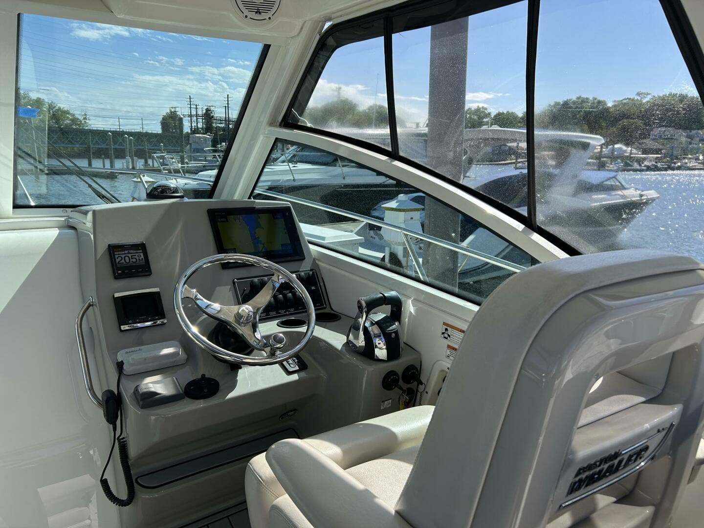 2015 Boston Whaler 285 Conquest — photo 6