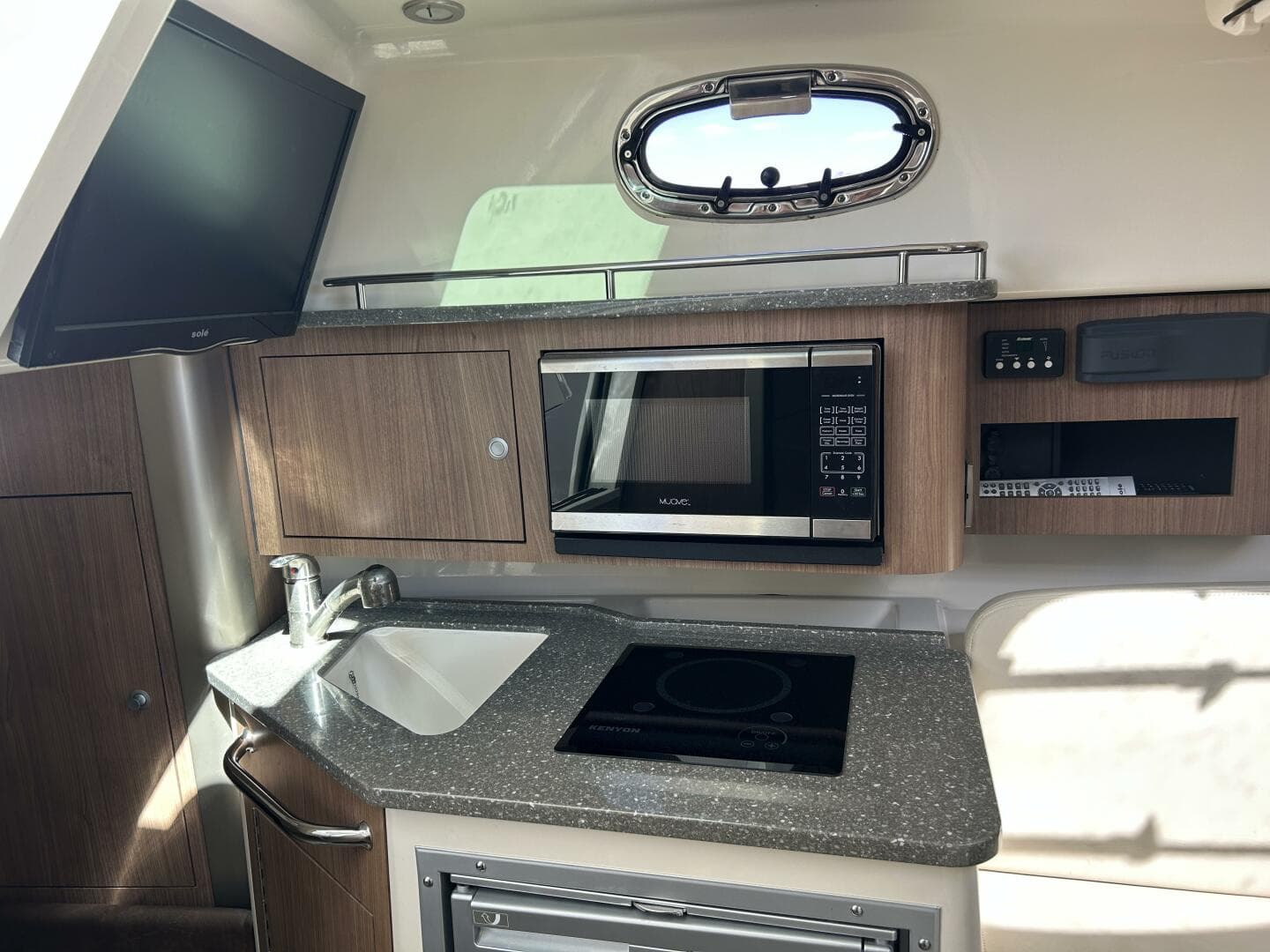 2015 Boston Whaler 285 Conquest — photo 9