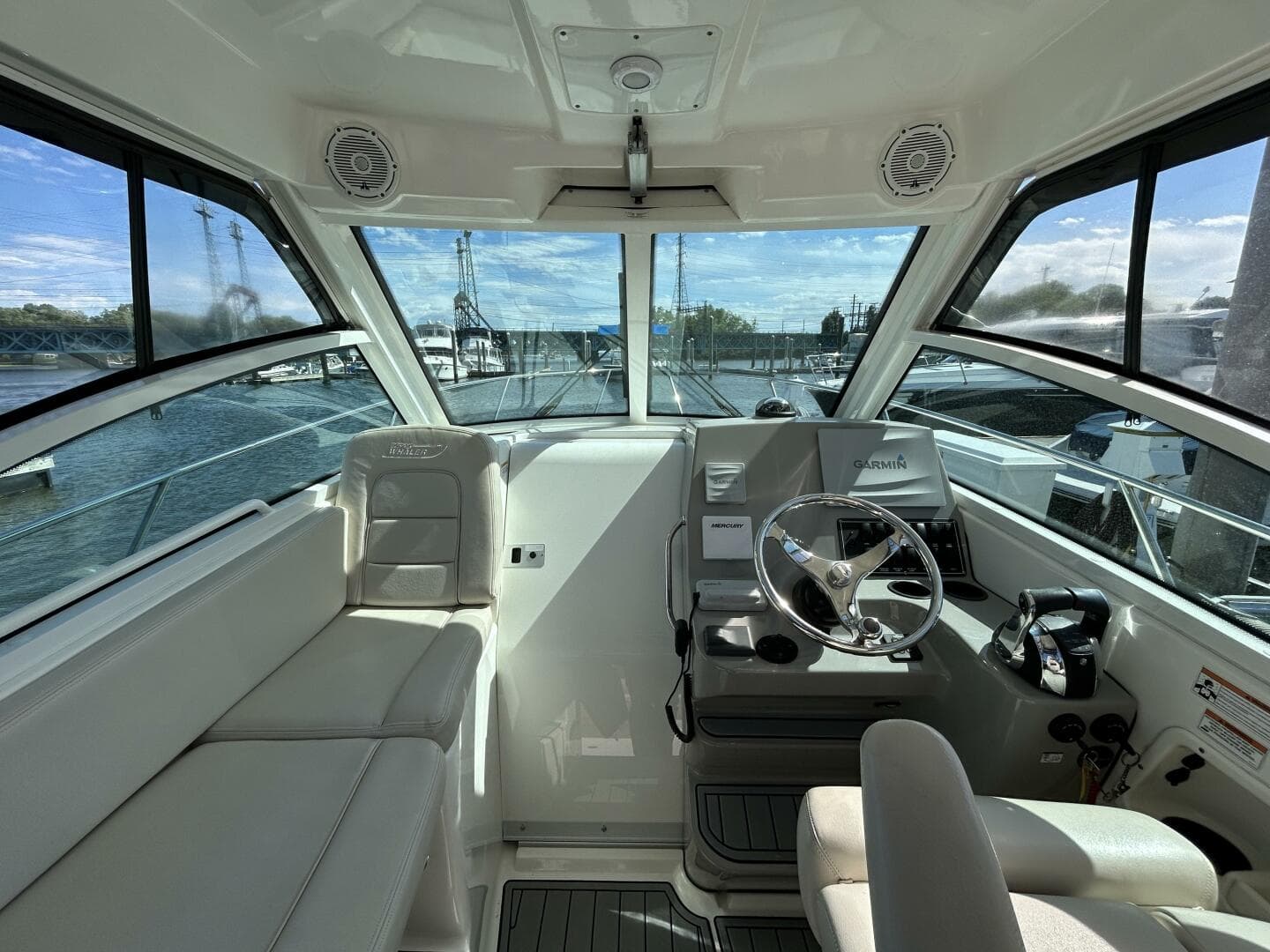 2015 Boston Whaler 285 Conquest — photo 4