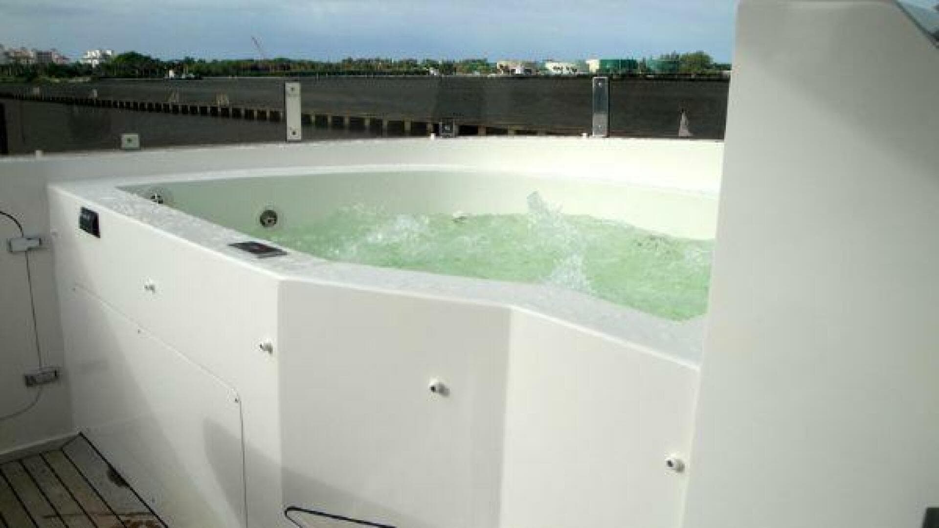 2012 Lazzara Yachts — photo 37