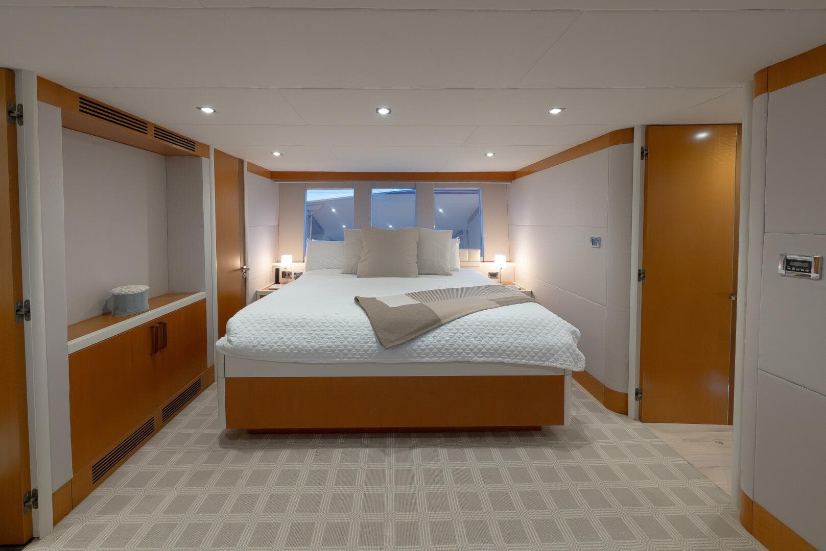 2012 Lazzara Yachts — photo 16