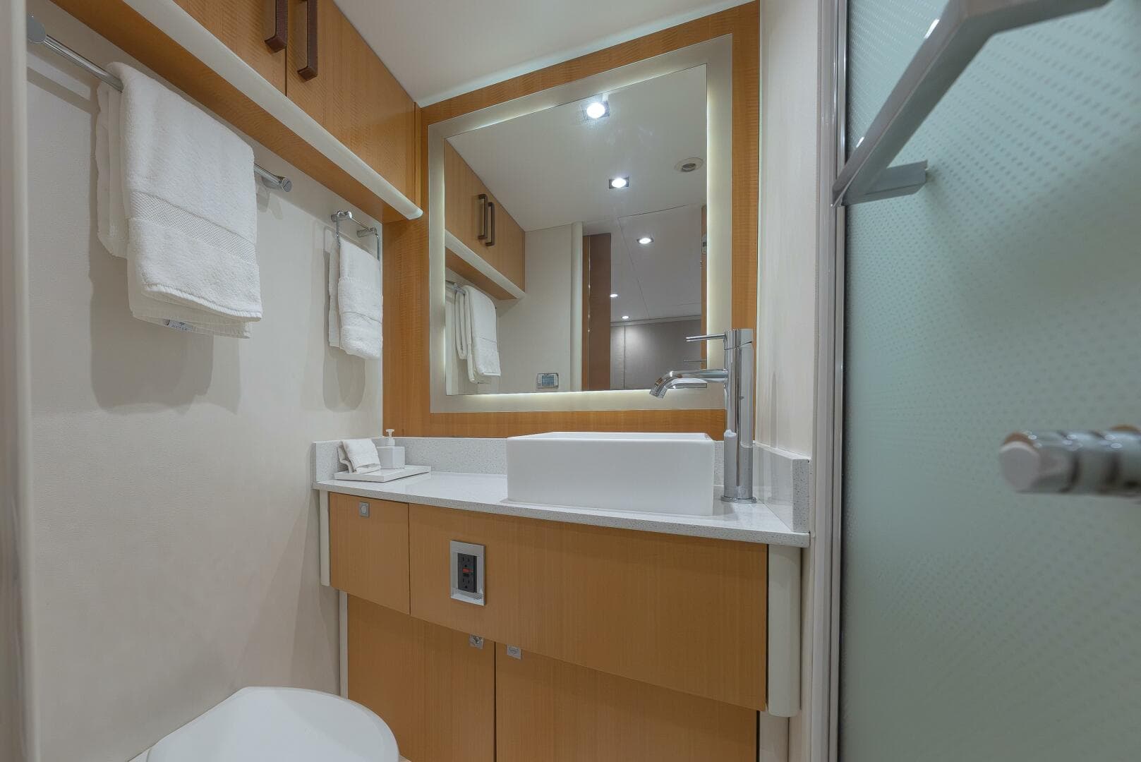 2012 Lazzara Yachts — photo 27