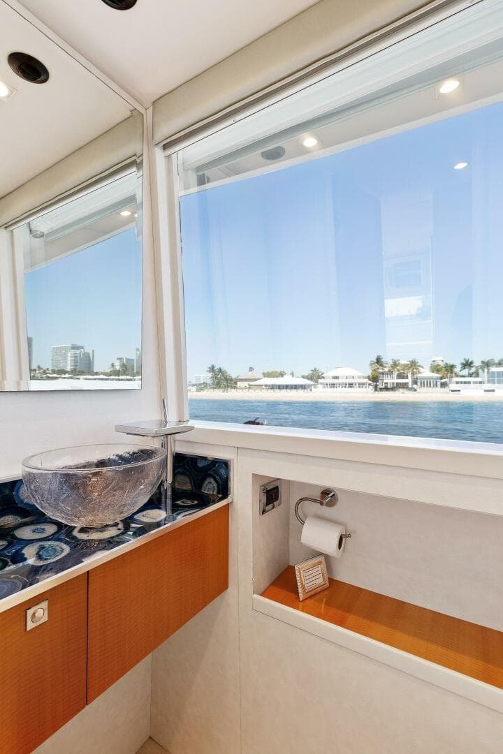 2012 Lazzara Yachts — photo 7